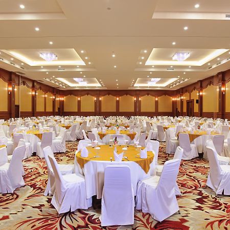 Lombok Raya Hotel Матарам Екстериор снимка
