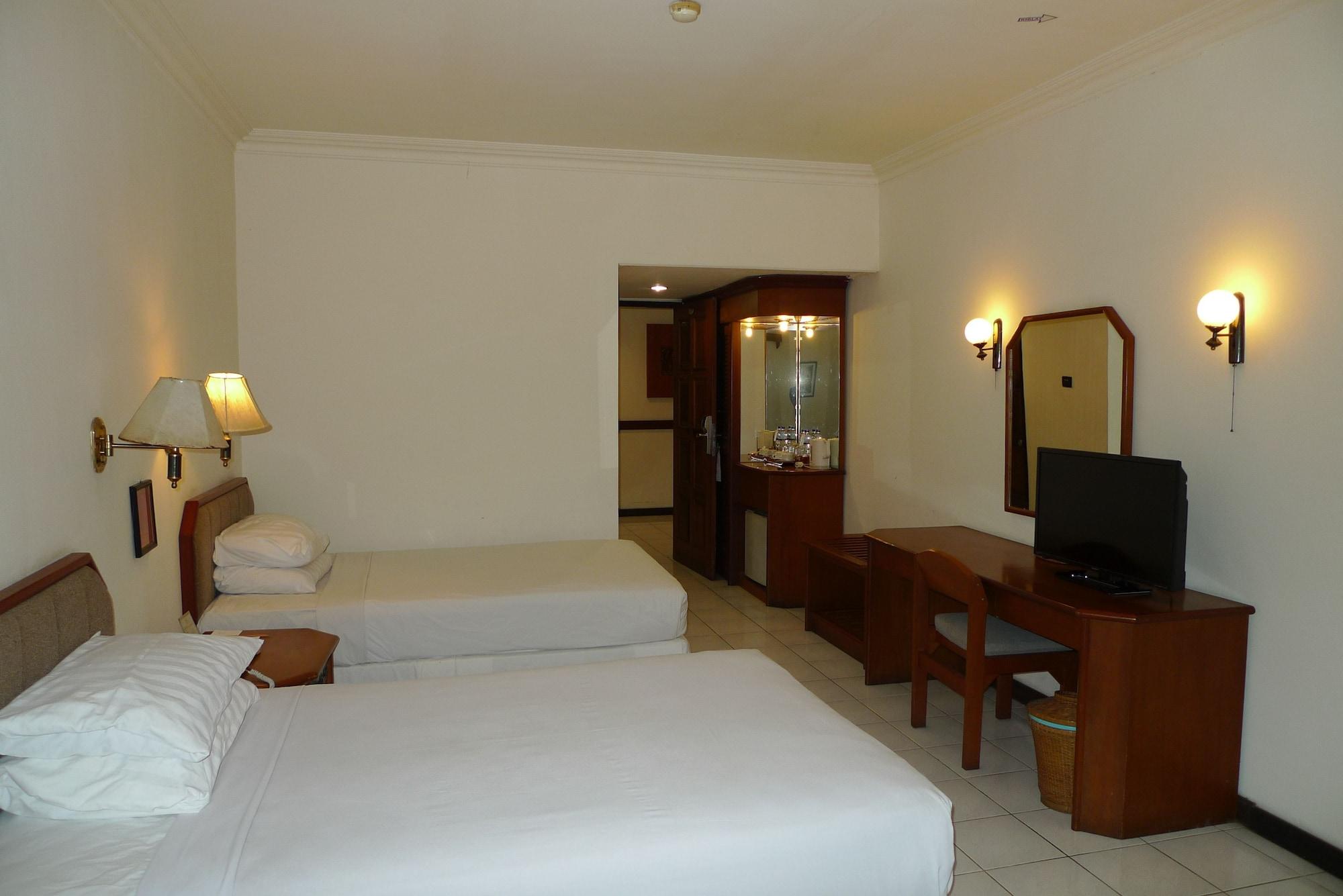 Lombok Raya Hotel Матарам Екстериор снимка