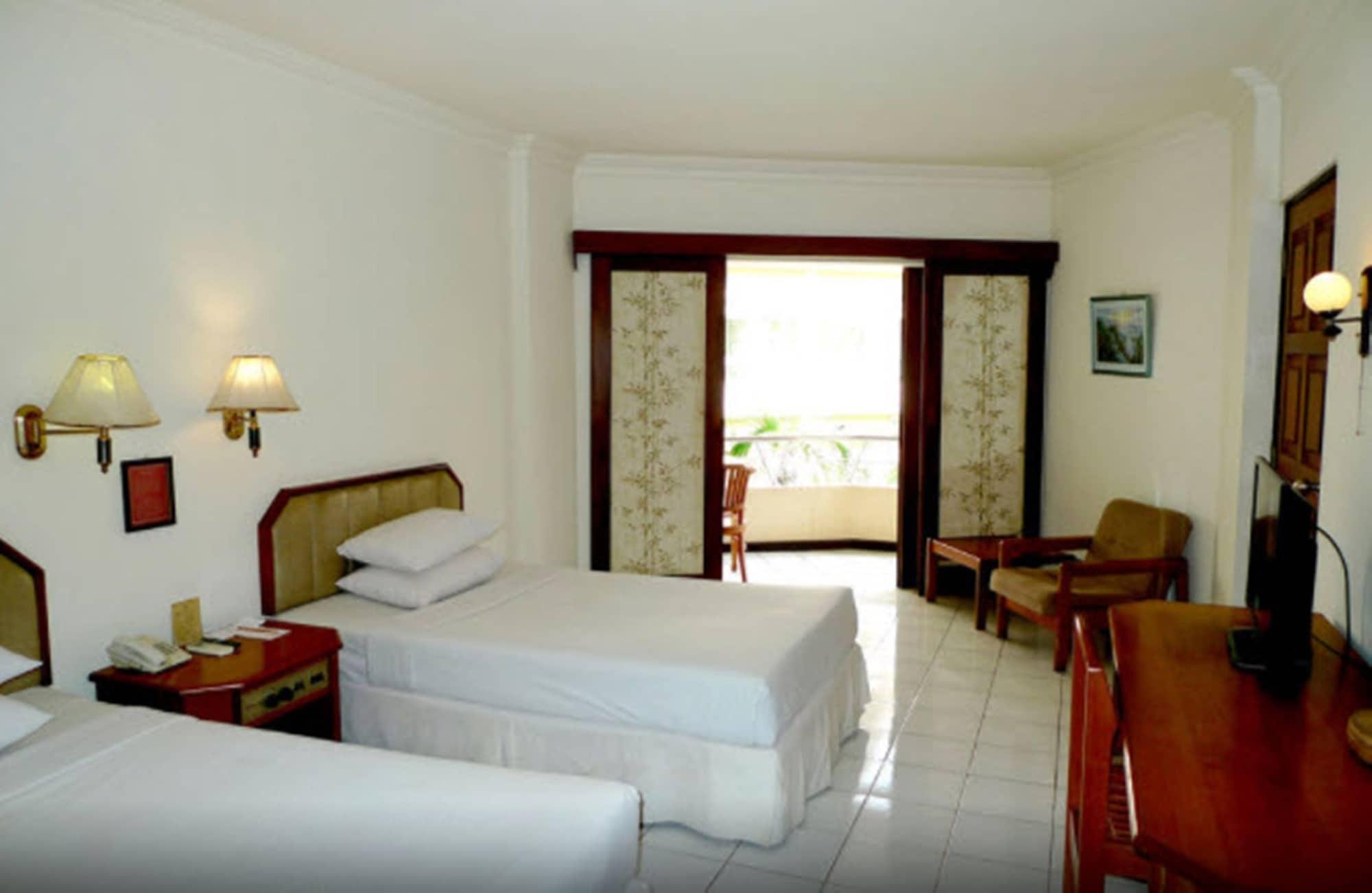 Lombok Raya Hotel Матарам Екстериор снимка