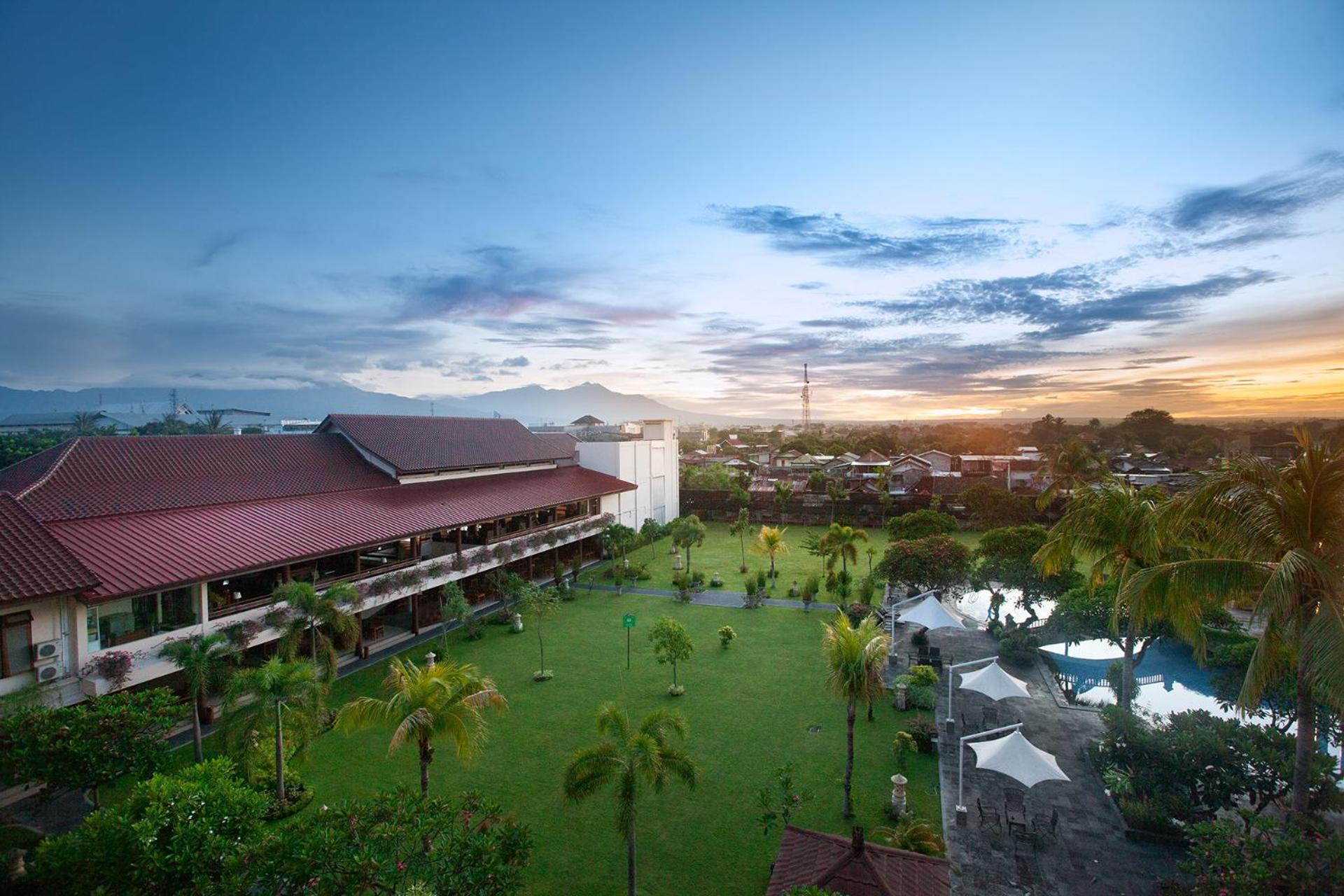 Lombok Raya Hotel Матарам Екстериор снимка