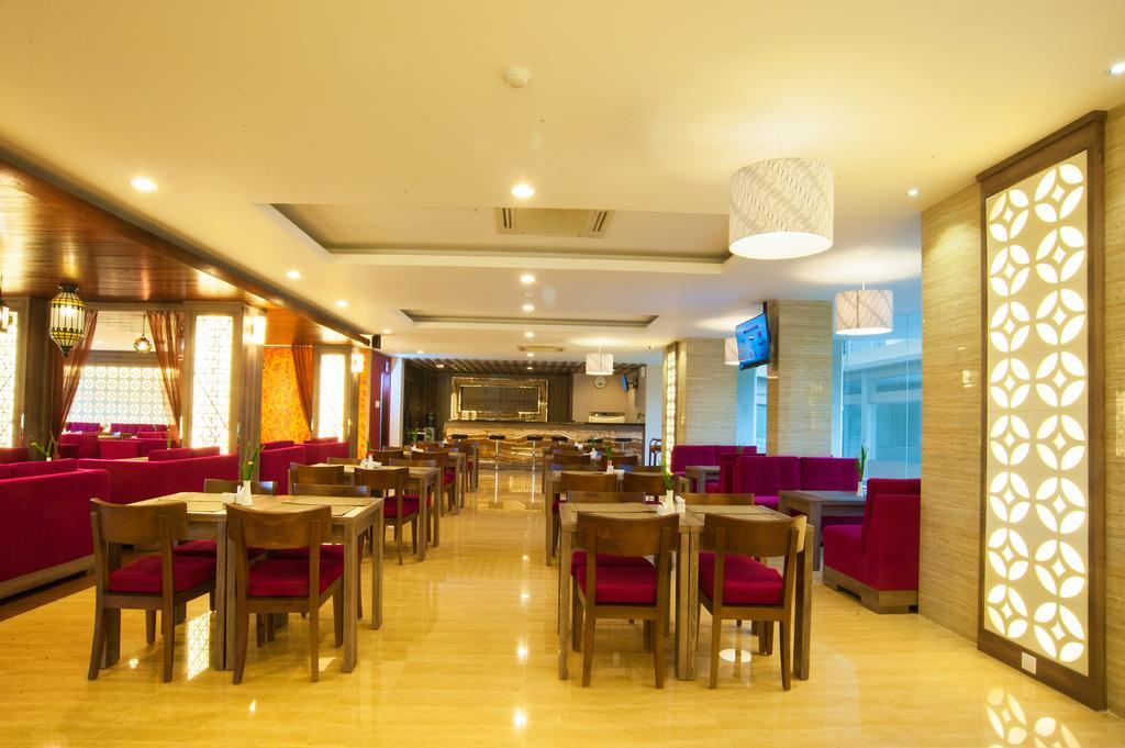 Lombok Raya Hotel Матарам Екстериор снимка