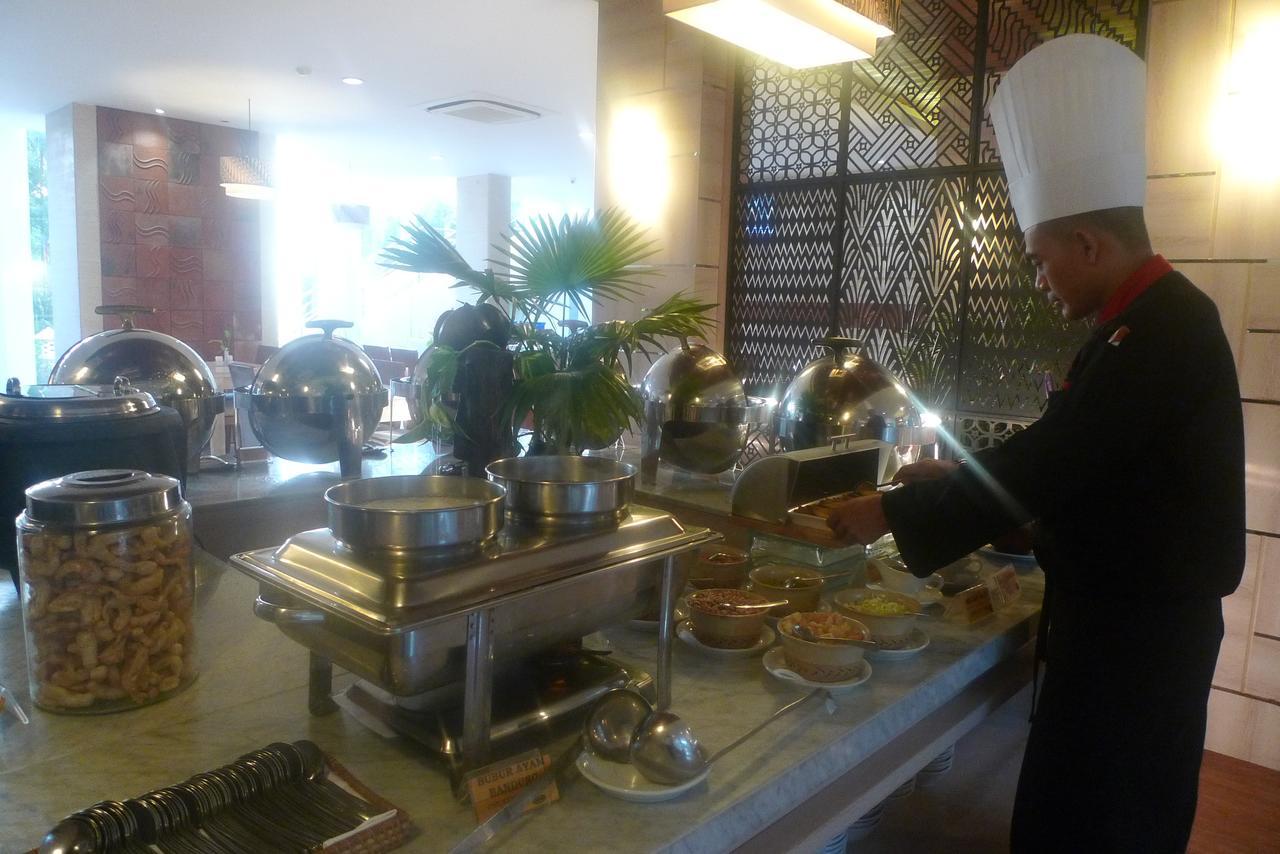 Lombok Raya Hotel Матарам Екстериор снимка