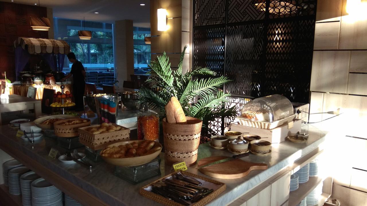 Lombok Raya Hotel Матарам Екстериор снимка