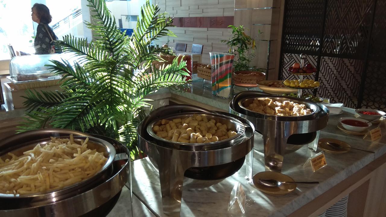 Lombok Raya Hotel Матарам Екстериор снимка