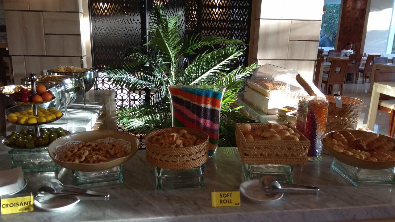 Lombok Raya Hotel Матарам Екстериор снимка